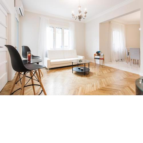 HIGHEND 2BDR Full APT/ IDEAL LOCATION (and Netflix)
