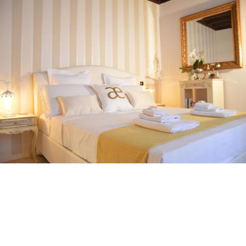 Historic Center - Elegant Apartment with Charming Antiques - Raffaello Inn
