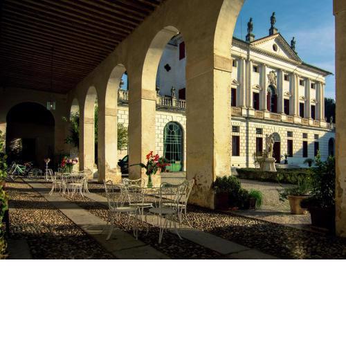 Historic Venetian Style Castle in Piombino Dese with Pool