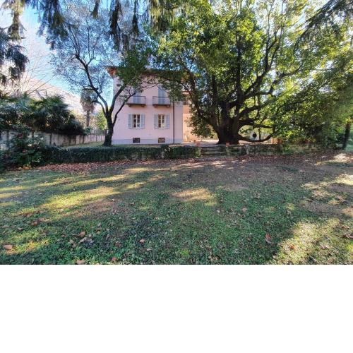 Historic villa with park on Lake Como