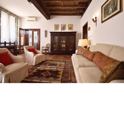 Historical Downtown Apartment