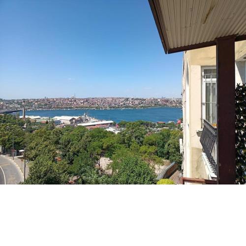 Historical Flat with Amazing Golden Horn View