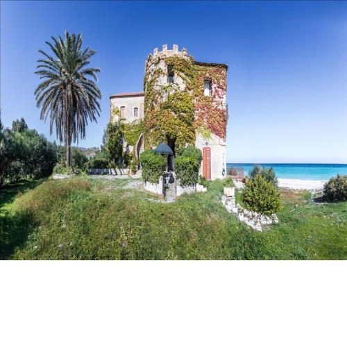 Historical villa in Calabria with colourful garden