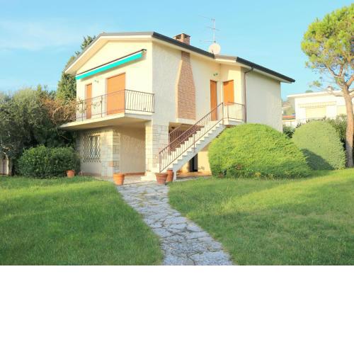 Holiday apartment with large garden and lake view swimming pool at 200m