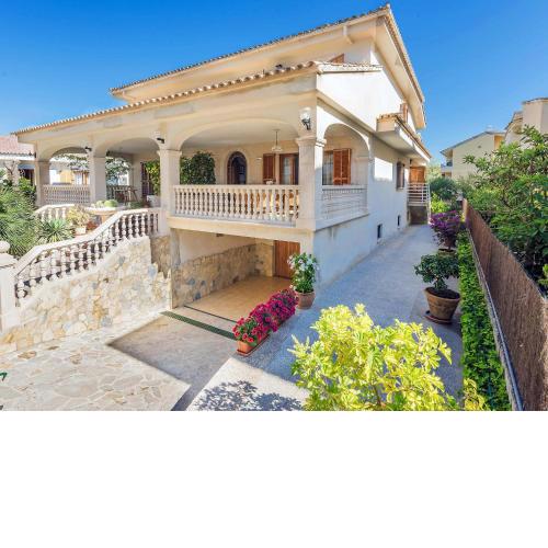 Holiday Home Can Roses