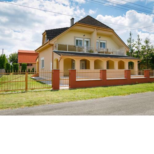 Holiday Home Daisy 1
