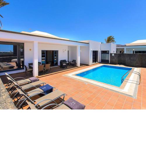 Holiday Home in Playa Blanca with Private Swimming Pool
