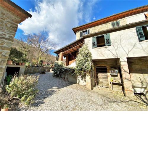 Holiday home in Umbrian hills with fenced garden and terrace