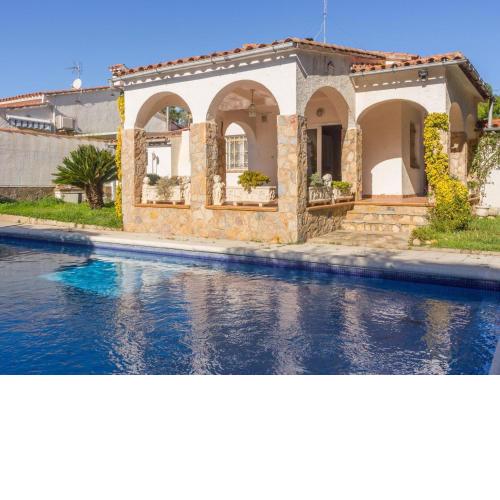 Holiday home with private swimming pool and spacious terrace on the Costa Brava