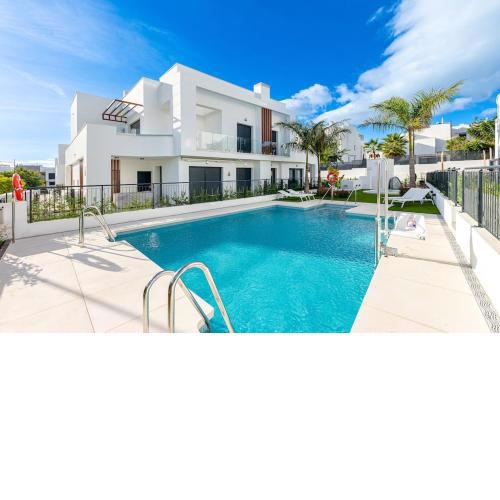 Holiday townhouse with pool, solarium, sea views
