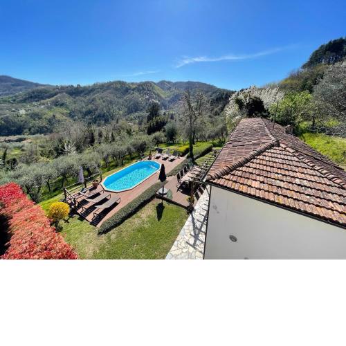Holiday villa with private pool, spectacular views and close to Lucca Pisa Florence