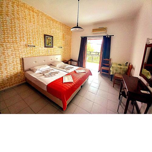 HOLIDAYS STUDIOS & APARTMENTS
