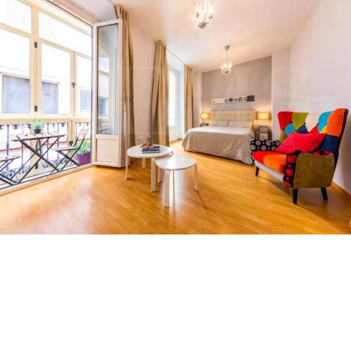 Holidays2Malaga Capitan Studio renovated with patio & balconies in the city center