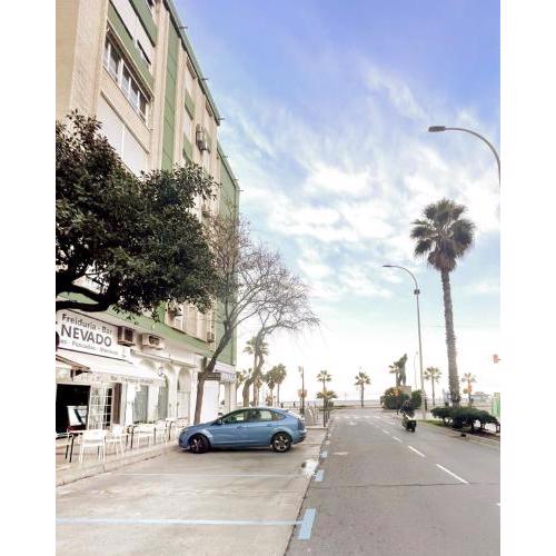 Holidays2Malaga Tomas de Echeverria 150 mts to Beach & High Speed wifi & Parking
