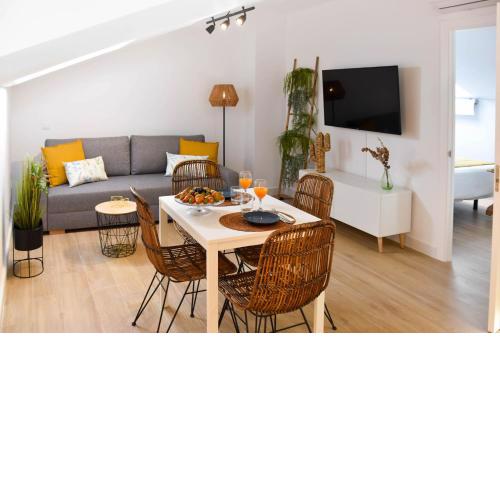 Holidays2Malaga Trinidad renovated 1 bedroom penthouse close to city center