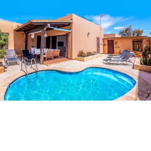 HolidayVilla Tropical - BBQ , Pool , Garden by Holidays Home