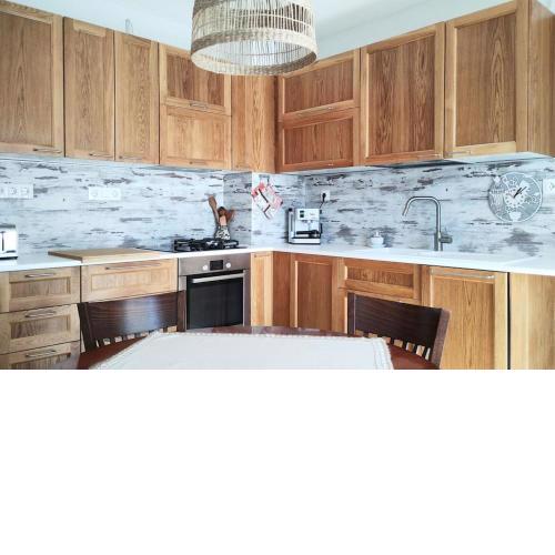 Home LTT - near airport, spacious, sunny apartment