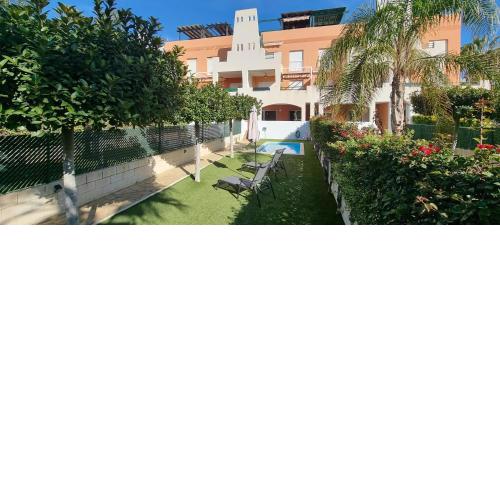 Homes of Spain, Apartamentos Paraíso Vera Playa, Ed Nuku Hiva, Bajo X con PISCINA PRIVADA y jardín privado a PIE de PLAYA , WIFI