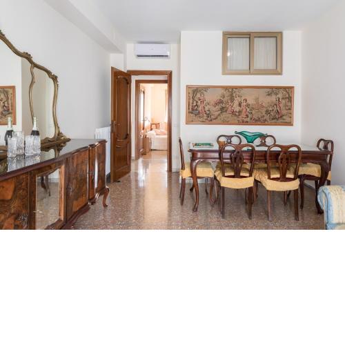 Hortis Apartment, 5 persone, 2 camere, balcone, Metro C e tram per il centro