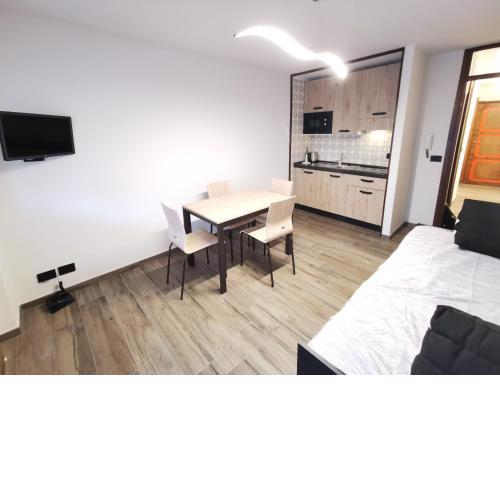 Hostdomus - City Center Apartment