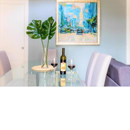 Hostly - Art & Color Rome Midtown - 3BR 2BA