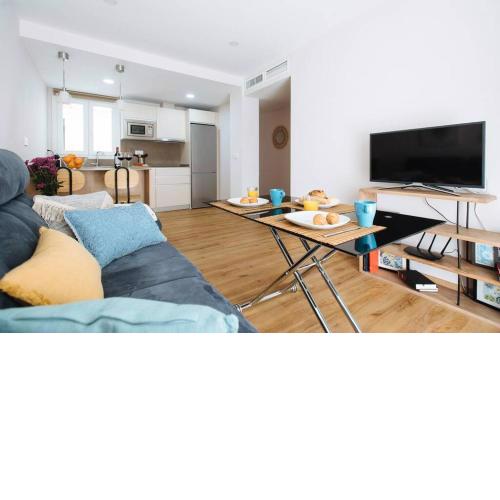 Hostly Sol 2bdr flat with patio in Seville center