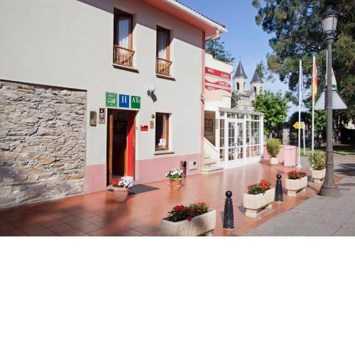 Hotel Alvaro frente Palacio-Museo Selgas