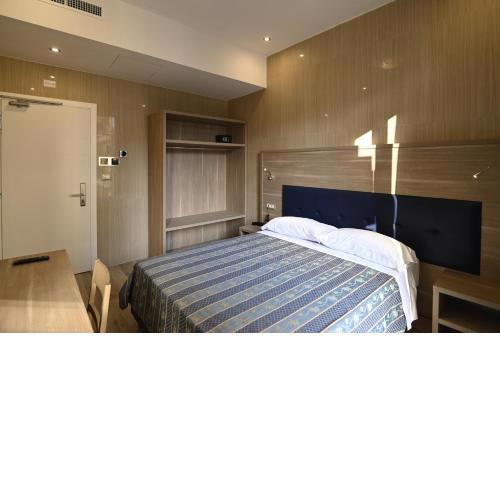 Hotel Midway