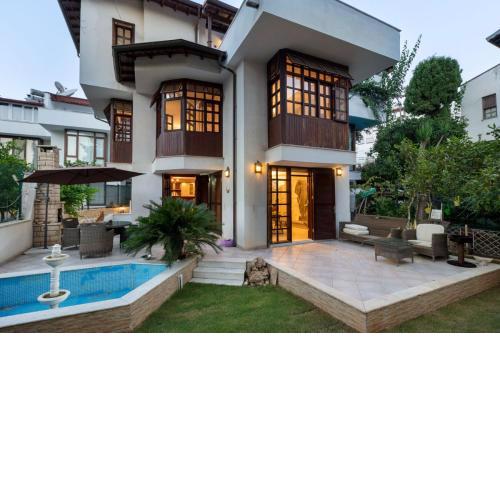 House Close to Beach with Shared Pool in Antalya