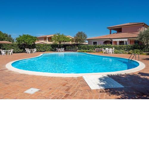 House in residence with swimming pool 2 km from the sea