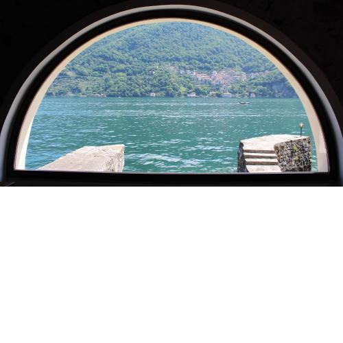 House on the lake shore of Laglio