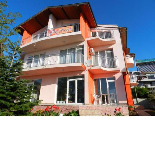 House Rezvaya with rooms for rent