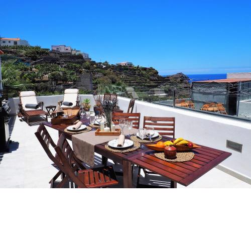House with big terrace and sea-views, 3-min walking to the beach