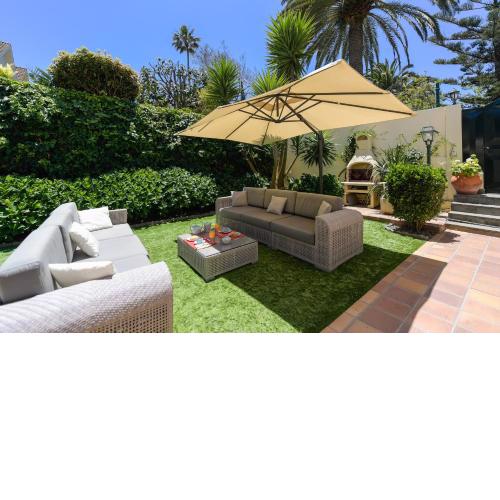 House with cozy garden BBQ and free parking