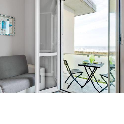House with direct sea view