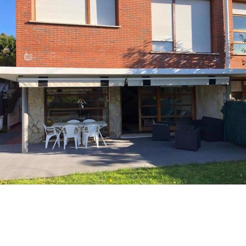 House with garden 10 min walk to the beach