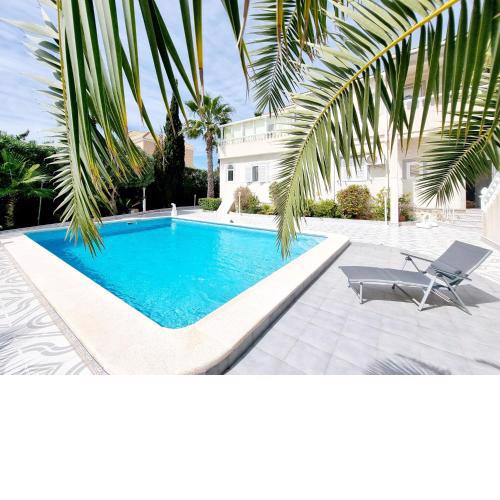 House With Pool In La Siesta