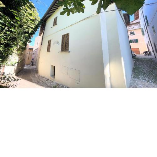 huge town house in Spoleto storico - car unnecessary - wifi - sleeps 10
