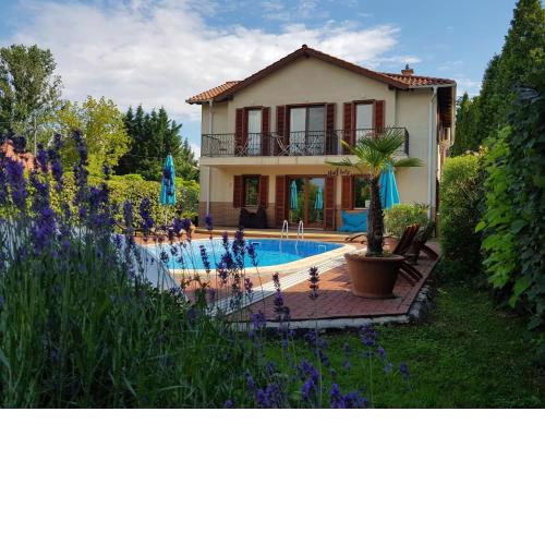 Hullám Villa B&B