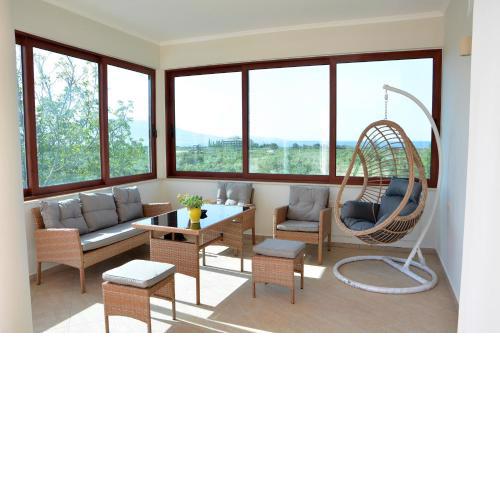 Ianthe Apartment
