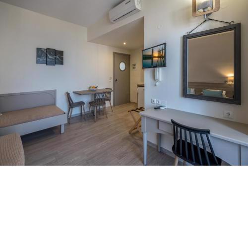 Icarus Suites & Apartments by "Lefkoniko"