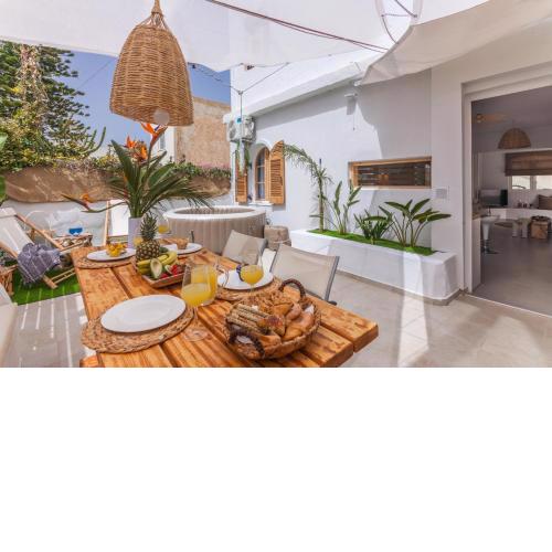 Idalia Stylish Apartment with Hot Tub