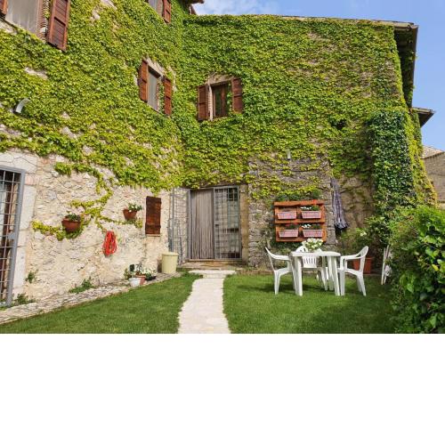 Il borgo di Cornillo