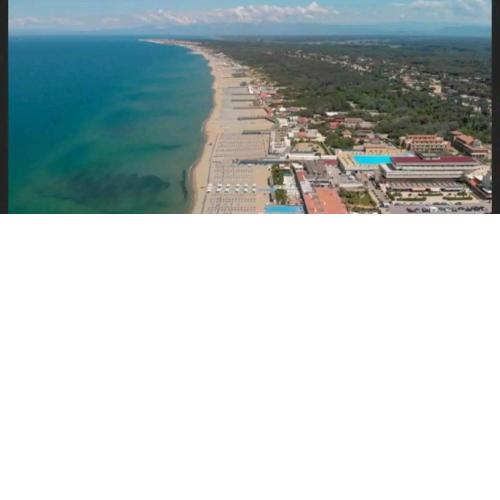 IL MARE ACCANTO LA TORRE VICINO