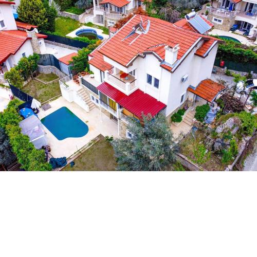 ilk kat ayrı girişli havuzlu villa