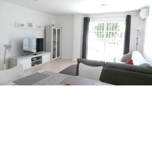 Immaculate and modern 1 bedroomed apartment