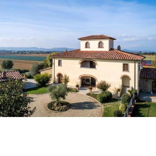 Immersed in a wide Italian-style meadow with a breathtaking view on the countrys