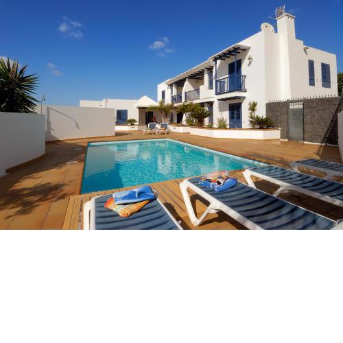 Impeccable 2-Bed Apartment No 2 in Playa Blanca