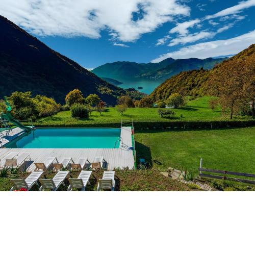 In a green and relaxing atmosphere with pool and stunning lake view