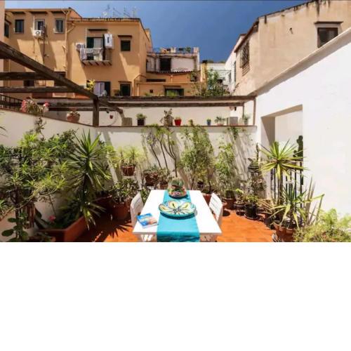In the Heart Of The Kalsa! Two Apartemts Ideal for remote work, Free Park!